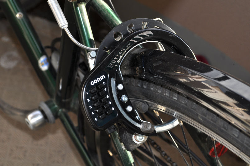定番の冬ギフト 自転車用 ボタン式リング錠 GR-500 バックホーク バックフォーク のサイズ 直径 13mmに対応 暗証番号の変更はできません  自転車後輪のリングロック 馬蹄錠 キーレス 鍵を使わないボタン式
